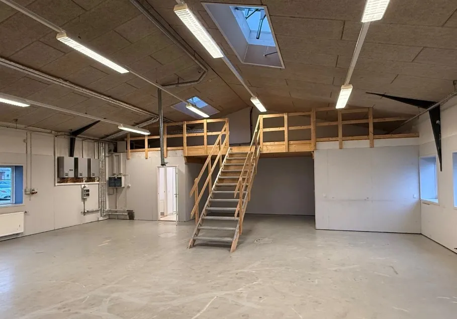 Lejestue i Horsens, med 200 kvm, vinduer, loftsrum, trætrapper og loftsvinduer