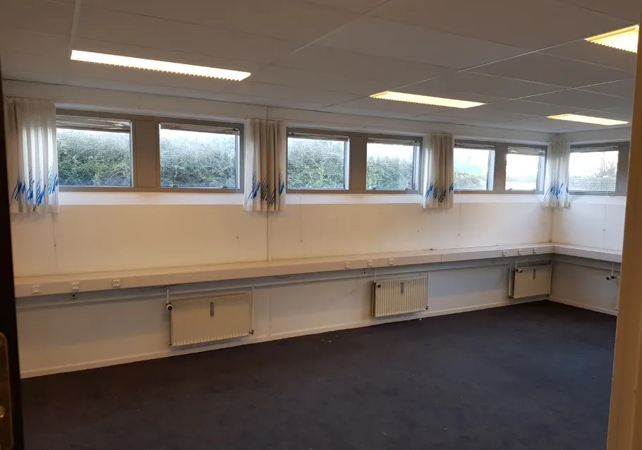 Vinduet er åbnet, og der er masser af lys og luft i det lyse og åbne lokale.