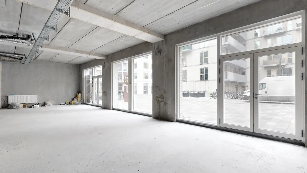 Ny lejlighed i Rødovre med store vinduer og moderne indretning, op til 2 værelser, køkken og badeværelse