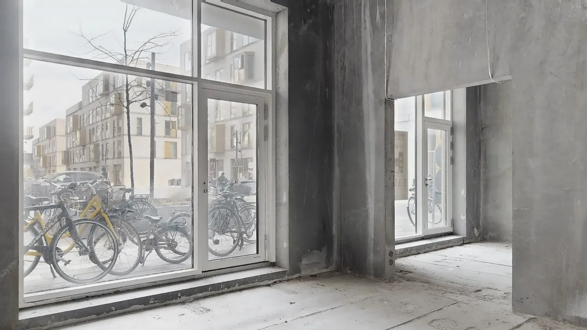 En renoveret stueetage med nye vinduer og døre, og flere cykler parkeret udenfor i området