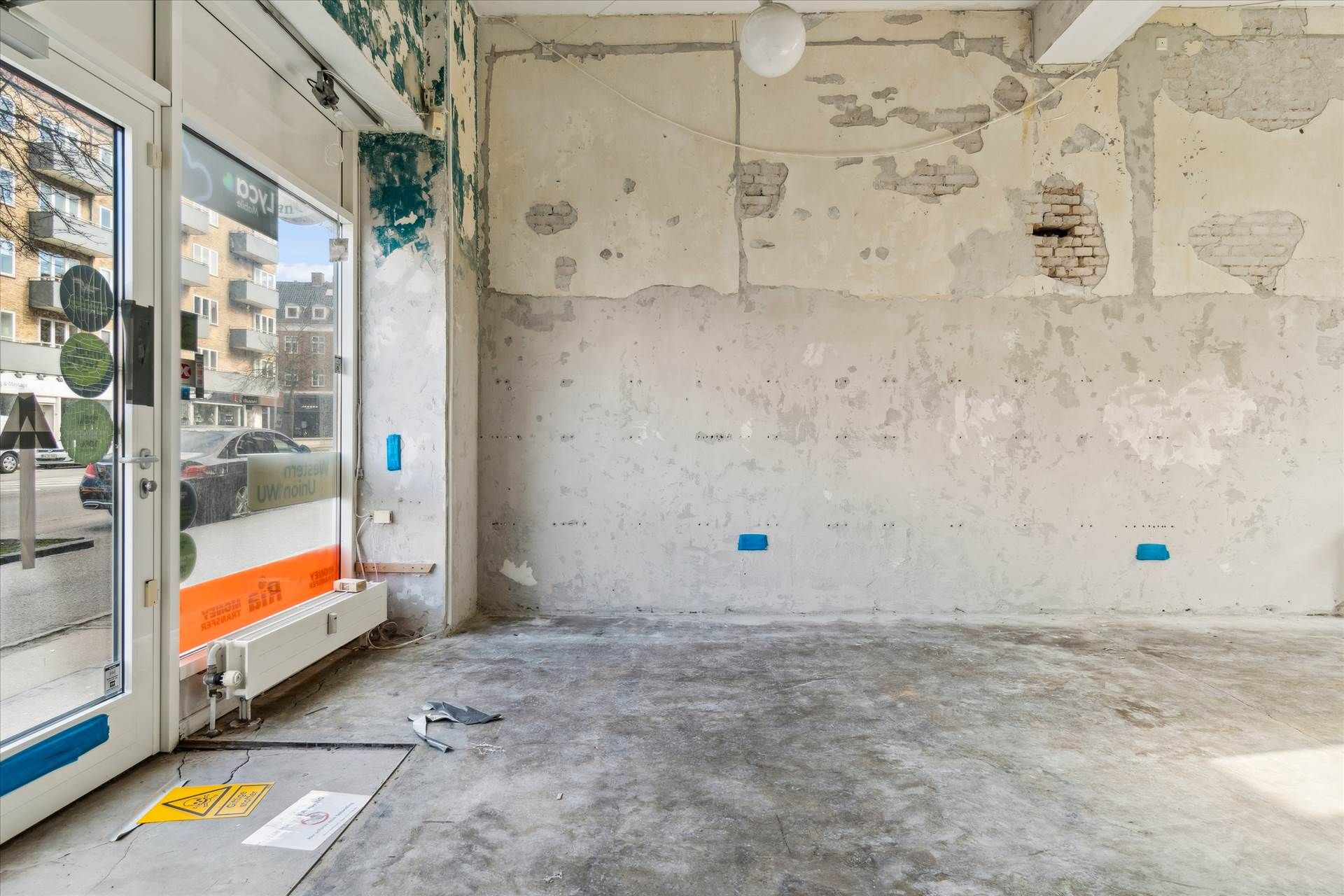 Ledig lokale i 1. sal med 24 m2, tæt ved Brønshøj Torv. Lejligheden er renoveringsklar og har højloft. Der er døre og