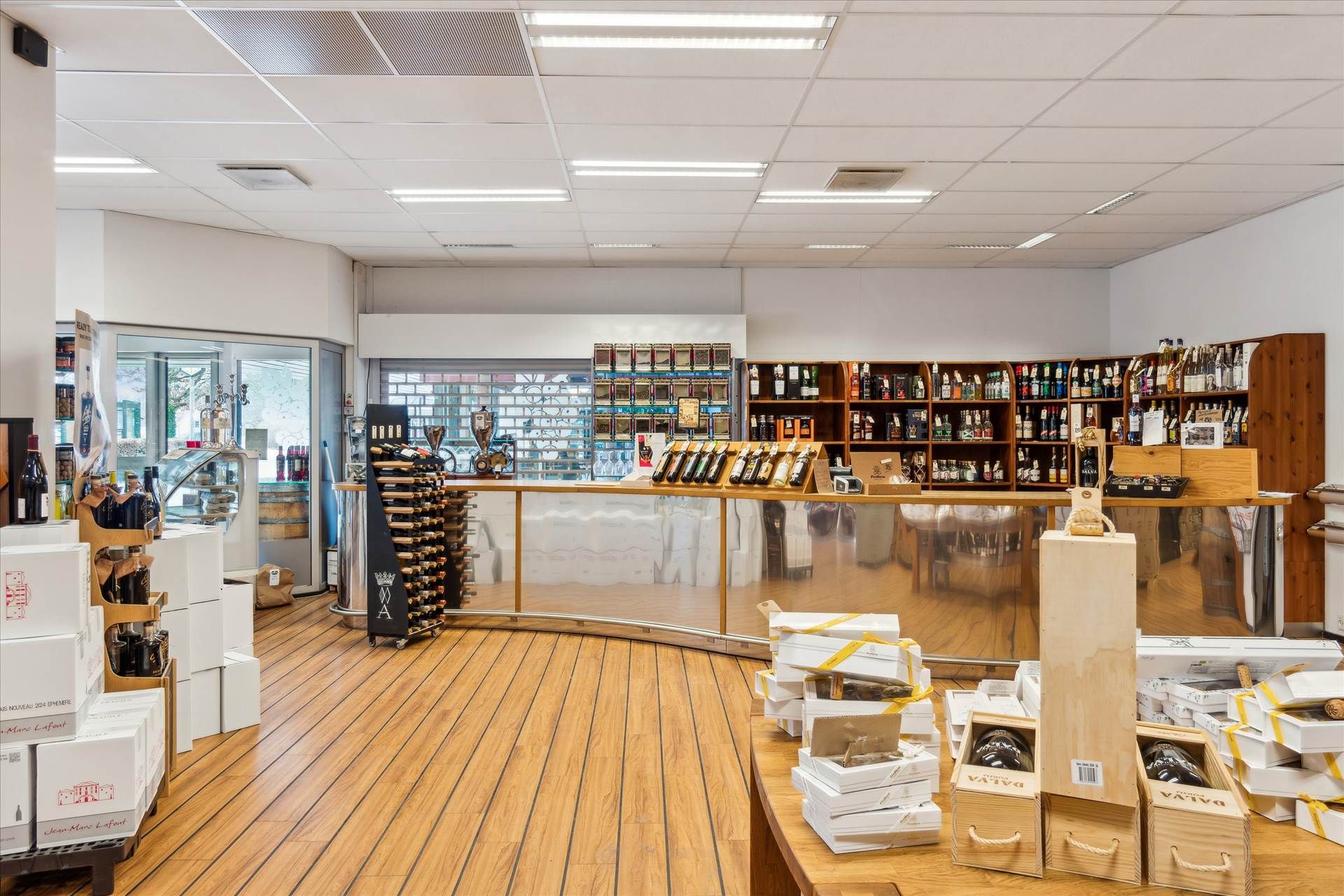 En vinbar med luksuriøs indretning og udvalg vinflasker og etiketter samt smukke træhylder og gulv