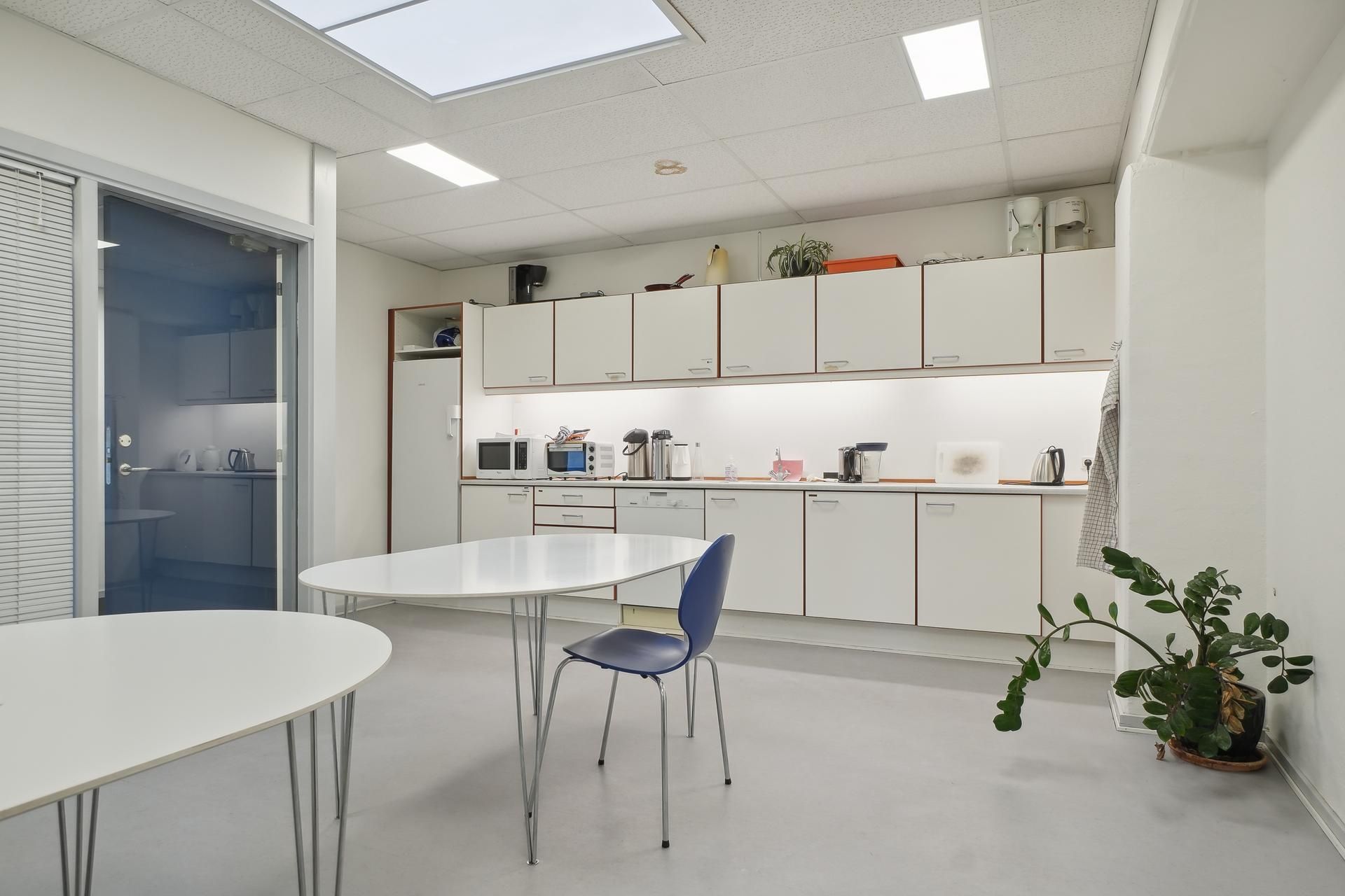 Kontorfællesskabet på Naverland 1C i Glostrup tilbyder minimalistisk indretning med hvide vægge, moderne møbler og en enkel