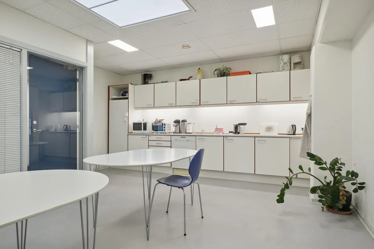 Kontorfællesskabet på Naverland 1C i Glostrup tilbyder minimalistisk indretning med hvide vægge, moderne møbler og en enkel