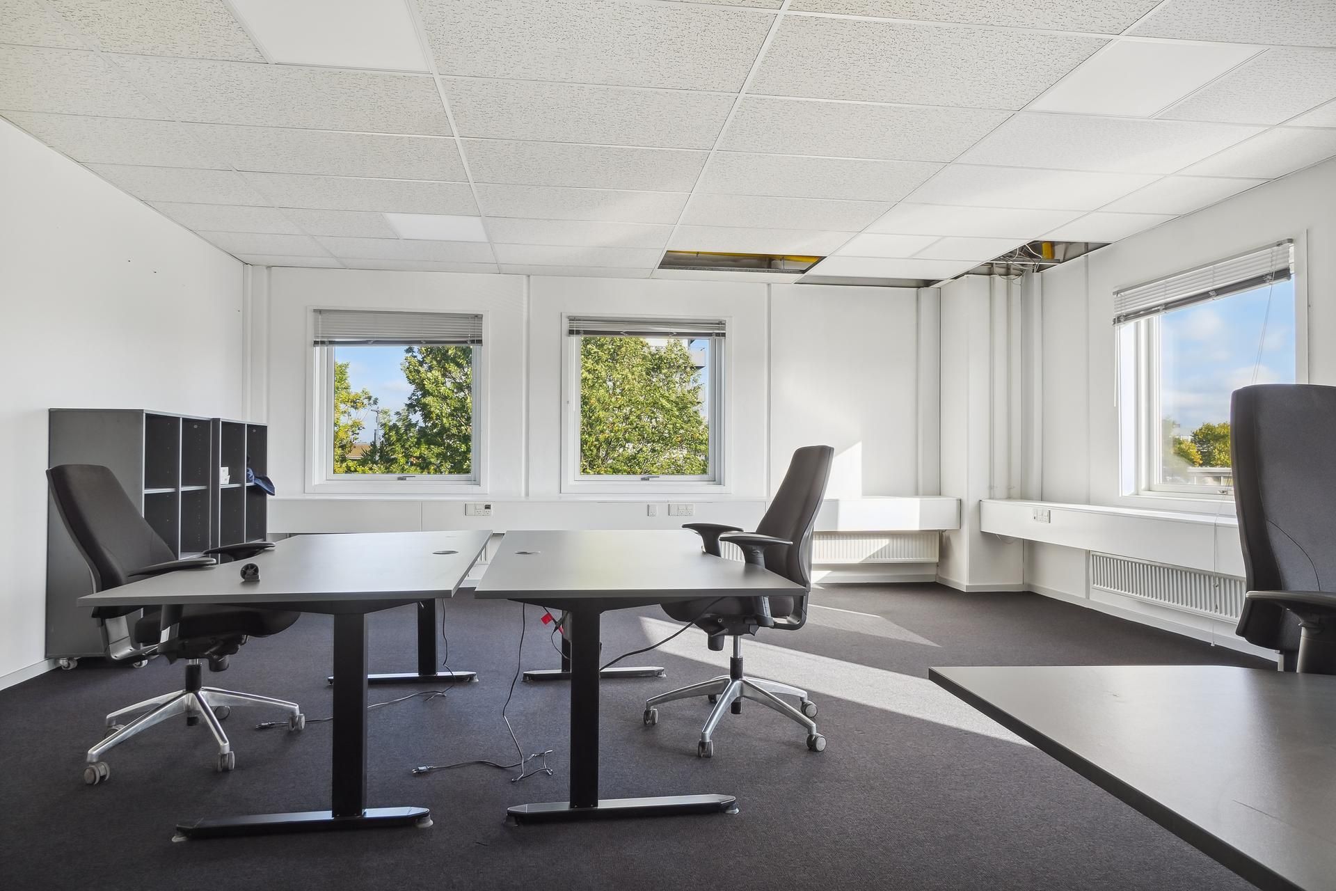 Kontorfællesskab med lyse kontorer, to store vinduer og smukke udsigt til træer og himmel i Glostrup