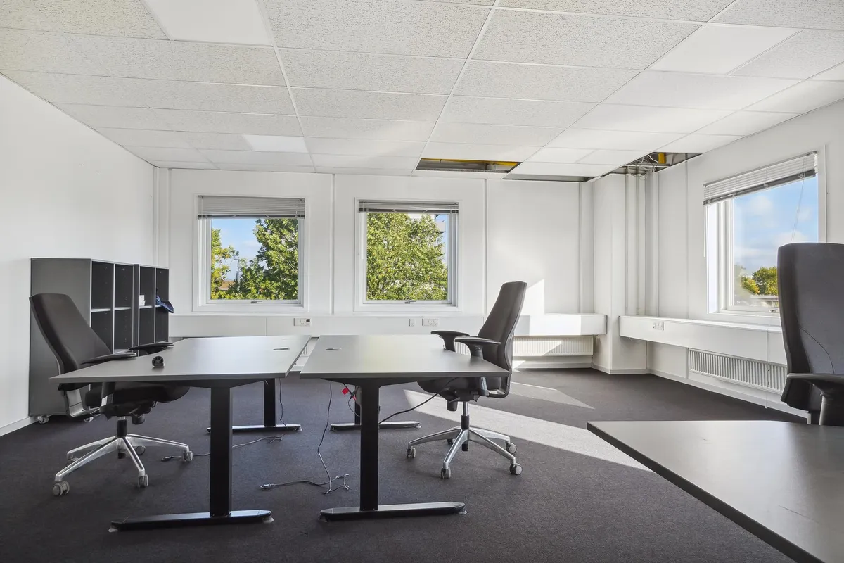 Kontorfællesskab med lyse kontorer, to store vinduer og smukke udsigt til træer og himmel i Glostrup