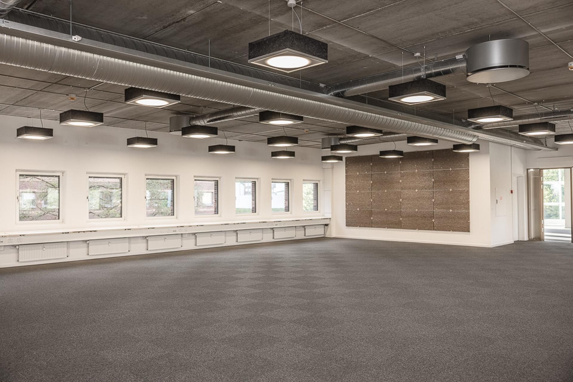 Rømmet er lyse med store vinduer og møblerede bænke under vinduerne, der er forsynet med lyse og lette loftsbelysning