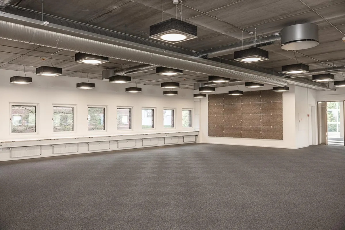 Rømmet er lyse med store vinduer og møblerede bænke under vinduerne, der er forsynet med lyse og lette loftsbelysning