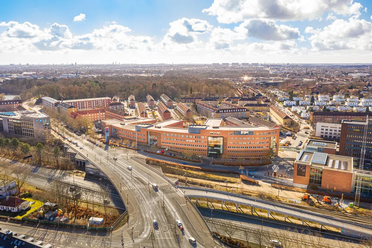 Moderne og fleksible kontorlejemål i Kgs. Lyngby med 523 m² tilbyder en attraktiv placering med smukke bygninger og en stor