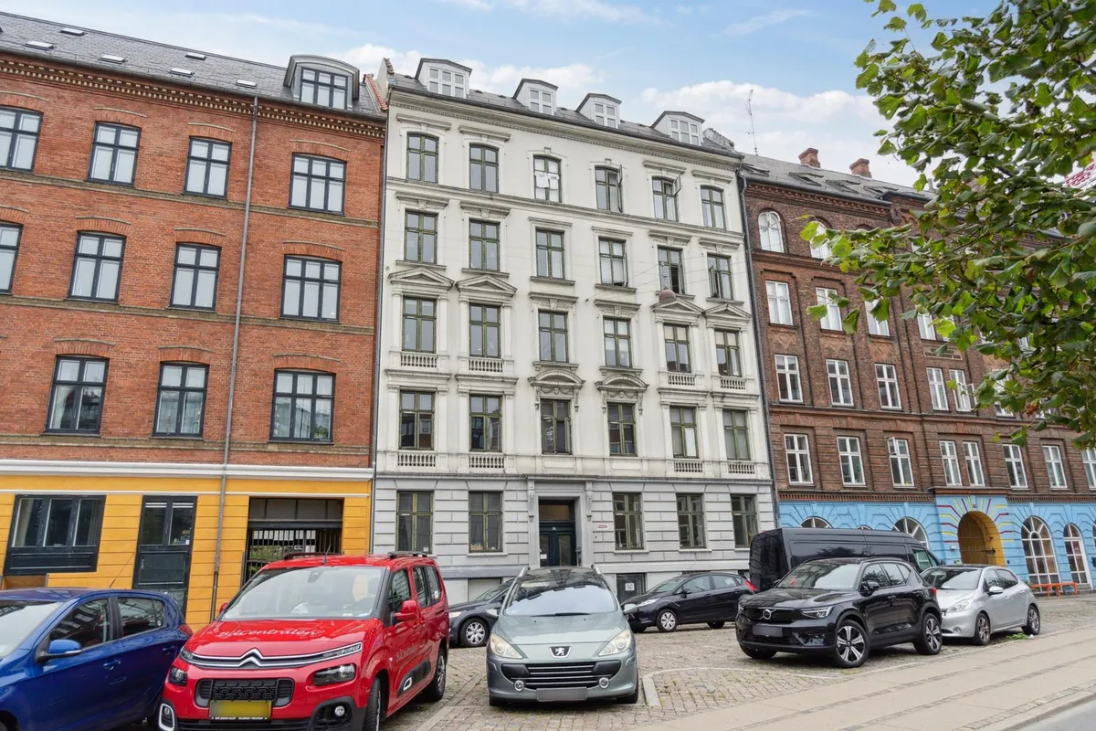 Flere biler parkeret foran huse i København, bl.a. en Citroen C3 Picasso og en Peugeot 308.