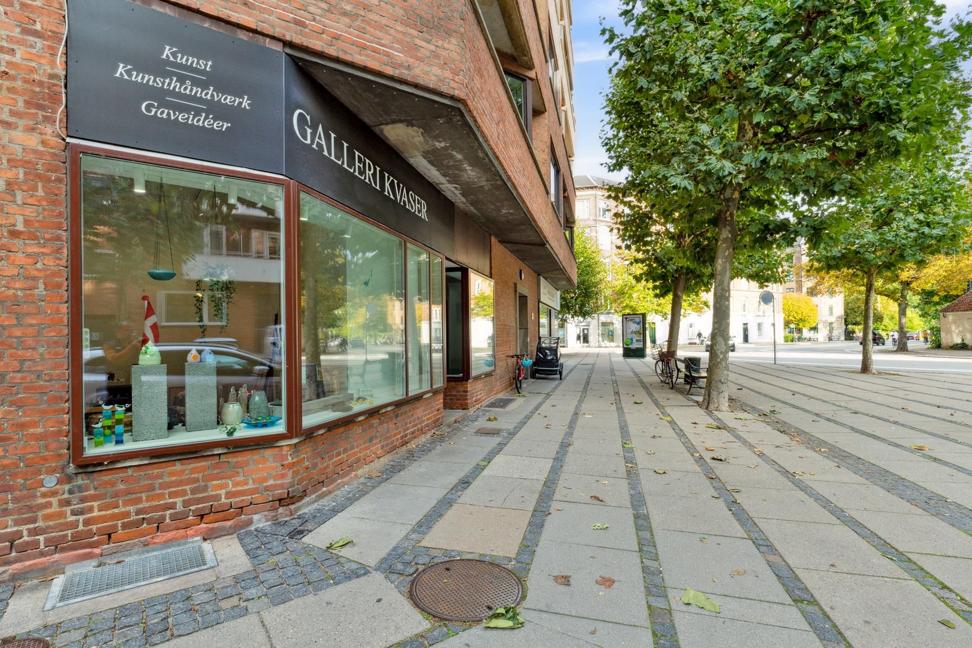 Galleri Kvaser ligger i et hyggeligt kvarter med smukke træer og en ren gågade
