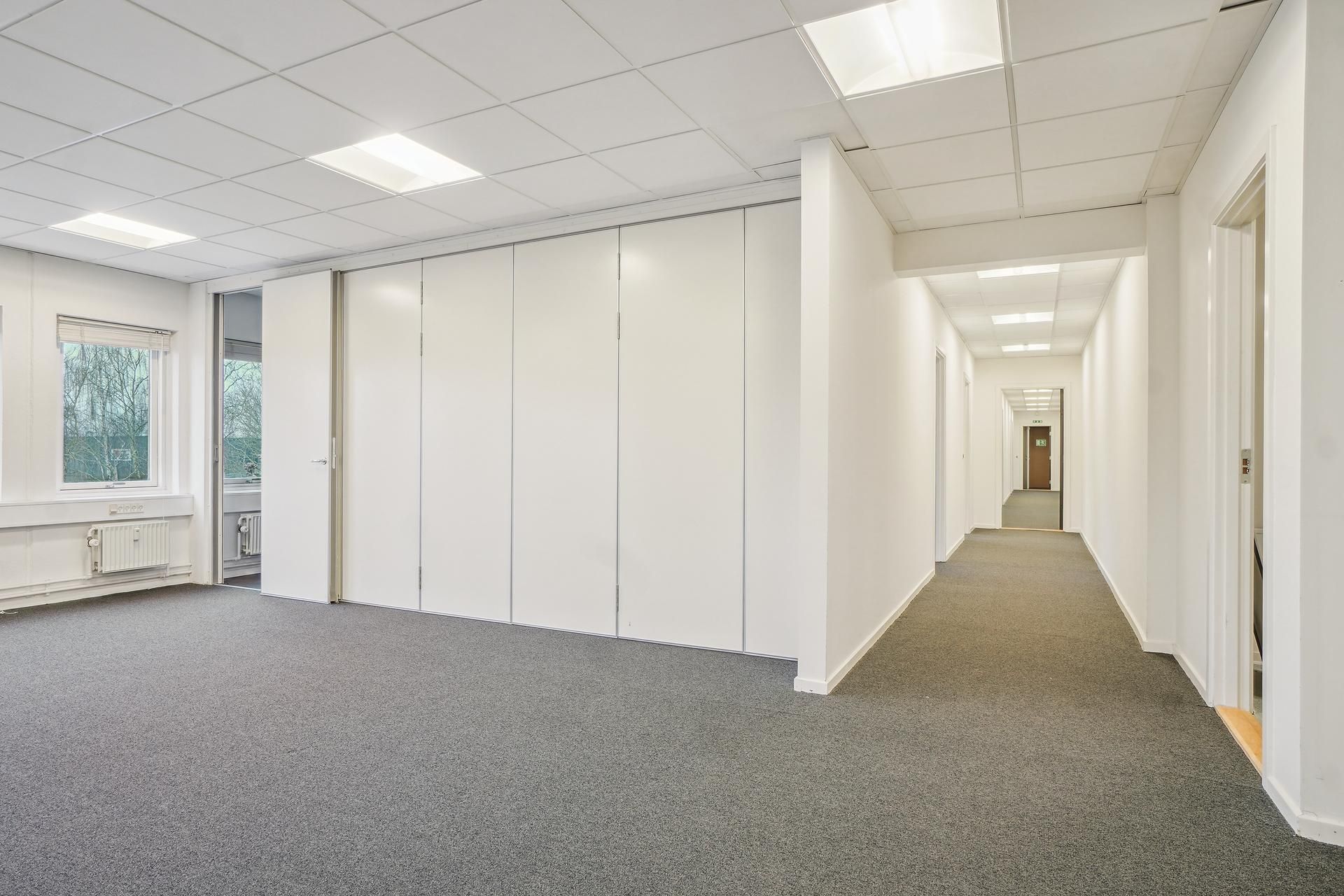 Godt oplyst og velholdt kontor med hvide vægge og lyse loftslampe. Størrelsen er 327 kvm og ligger på Hørskætten 30 i