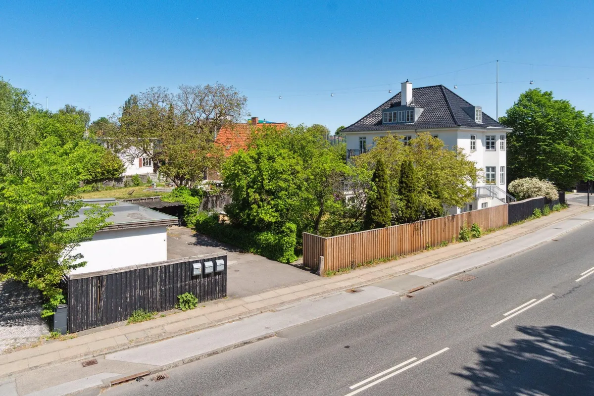 Kontorbygning med lyse lokaler og en parkeringsplads i baghaven i en fredelig og grøn bydel i Hellerup