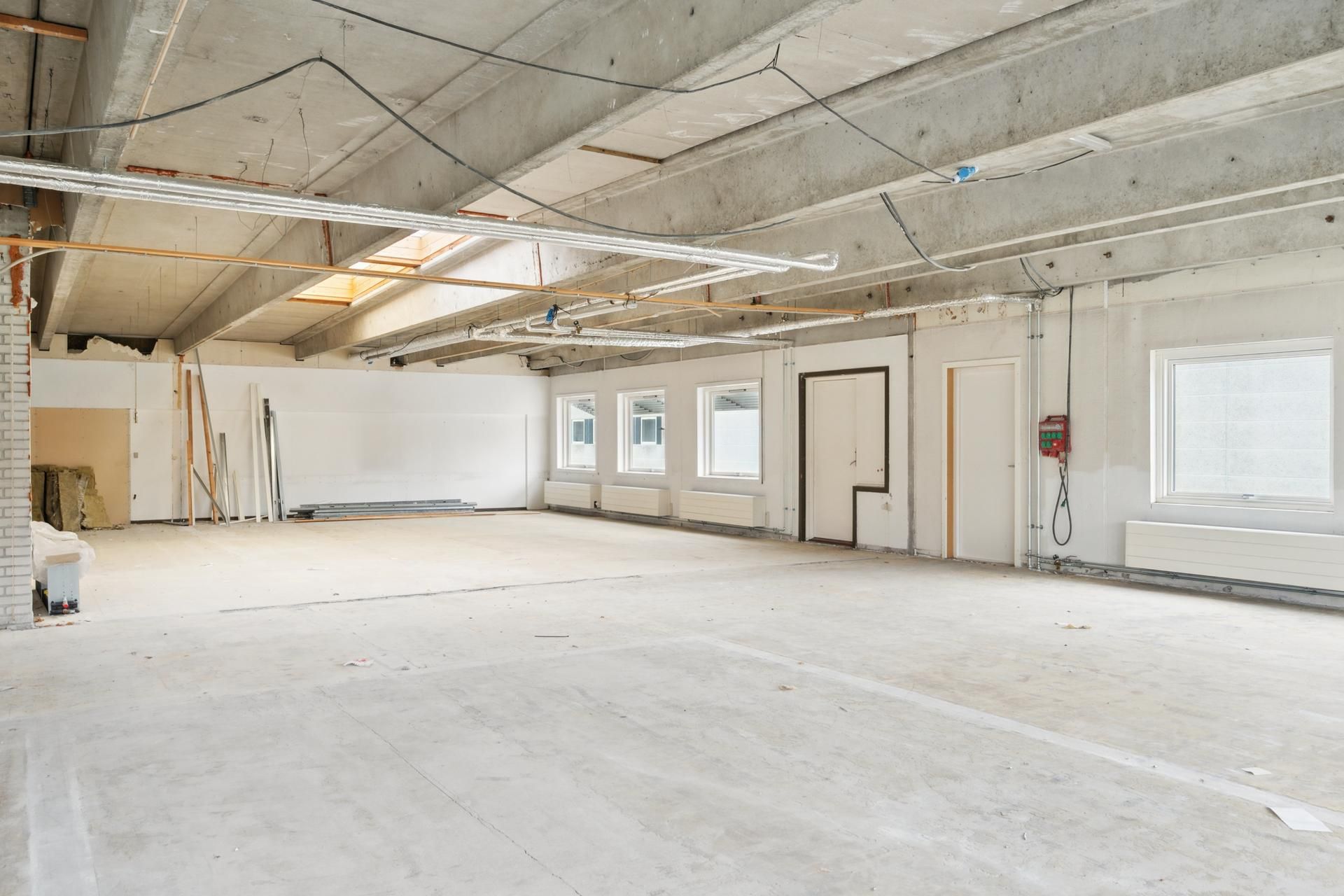 Store kontorrum med vinduer og hvide vægge og lofter i Skovlunde. Værelserne er endnu ikke indrettet, og der er ingen møbler