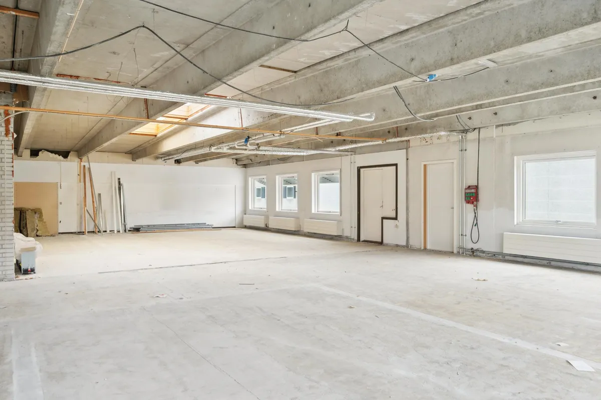 Store kontorrum med vinduer og hvide vægge og lofter i Skovlunde. Værelserne er endnu ikke indrettet, og der er ingen møbler