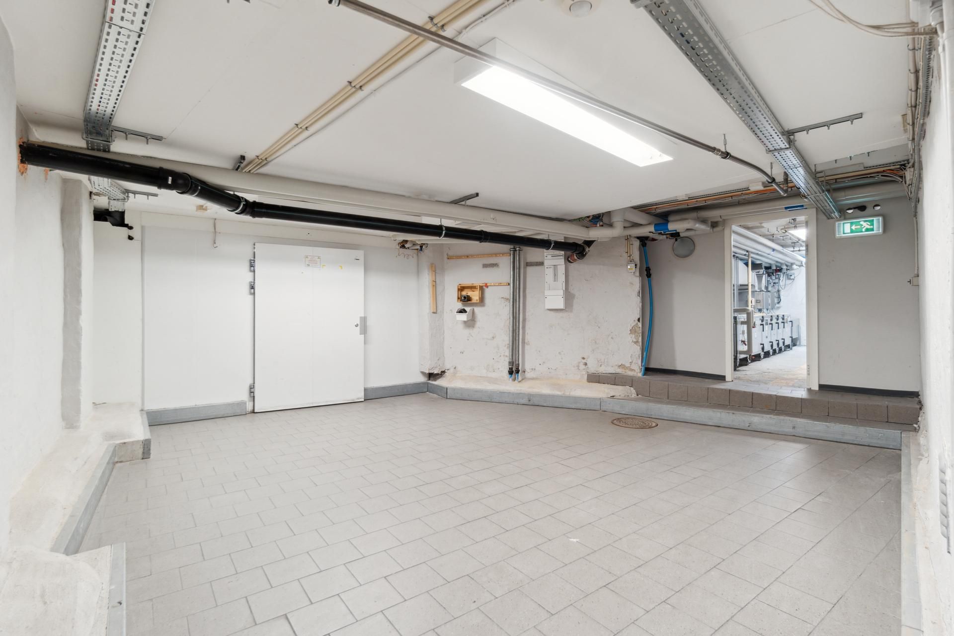 Lager med køle- og frysekapacitet placeret centralt på Vesterbrogade mellem Vesterbros Torv og Værnedamsvej. Lager med hvide