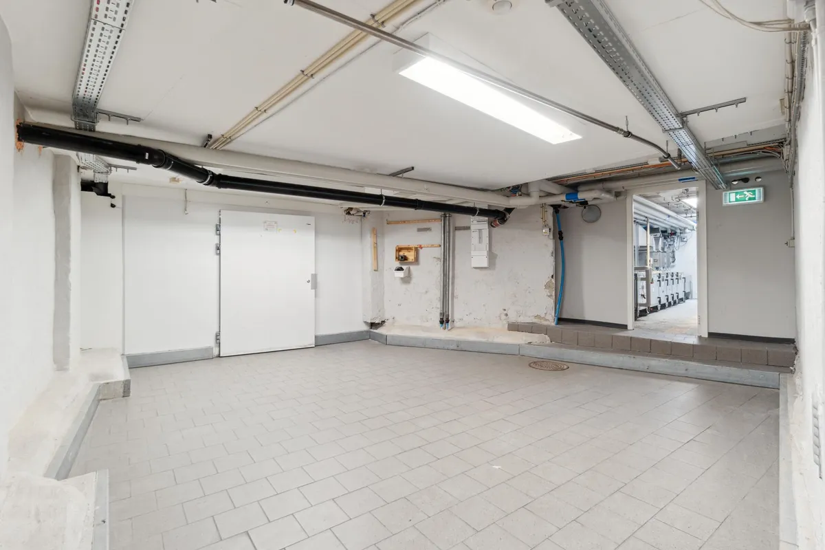 Lager med køle- og frysekapacitet placeret centralt på Vesterbrogade mellem Vesterbros Torv og Værnedamsvej. Lager med hvide