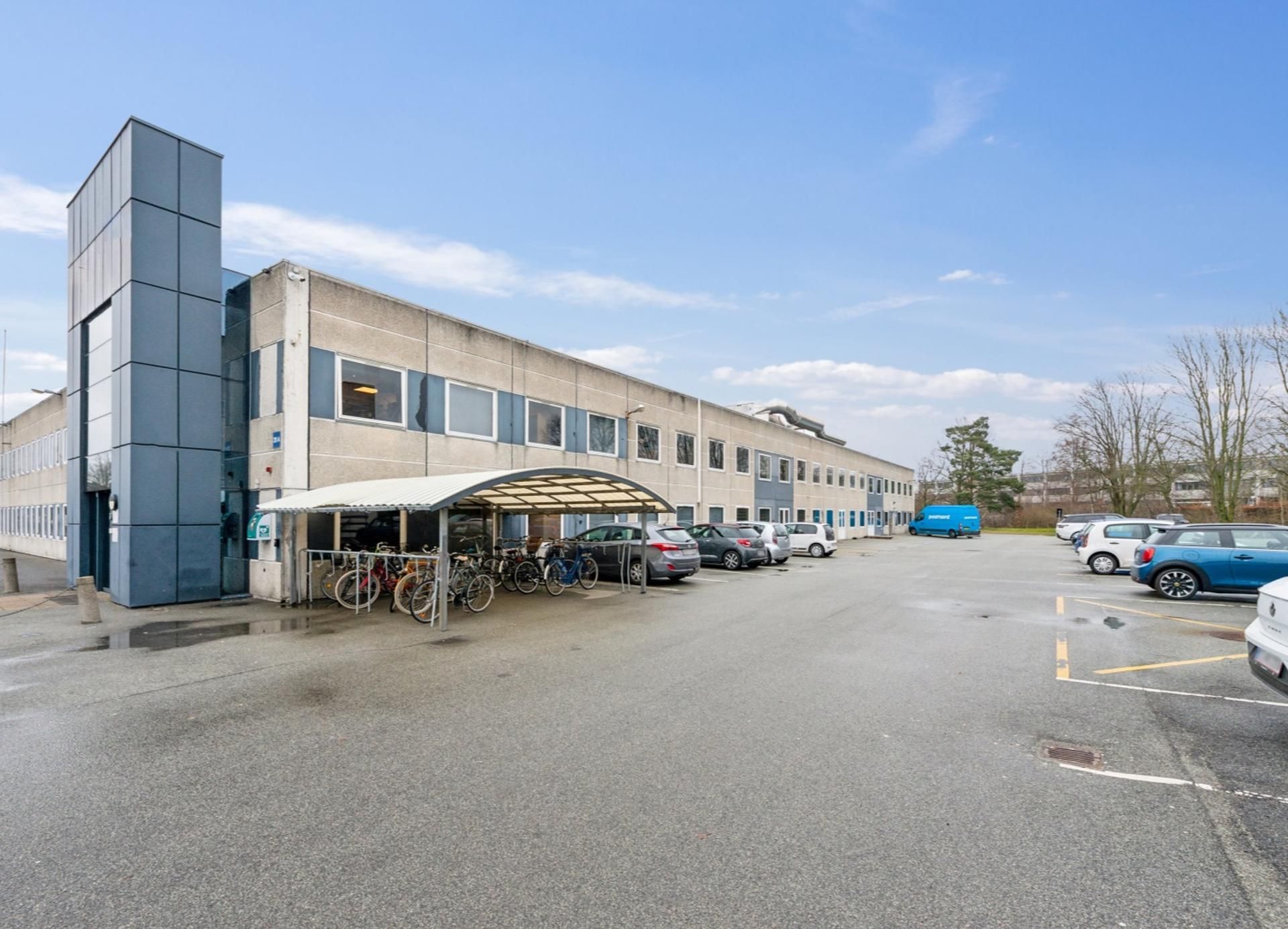 Istandsat erhvervslejemål i Skovlunde med parkeringsplads og cykelparkering. Forskud uden forudbetaling og fuldt møbleret.