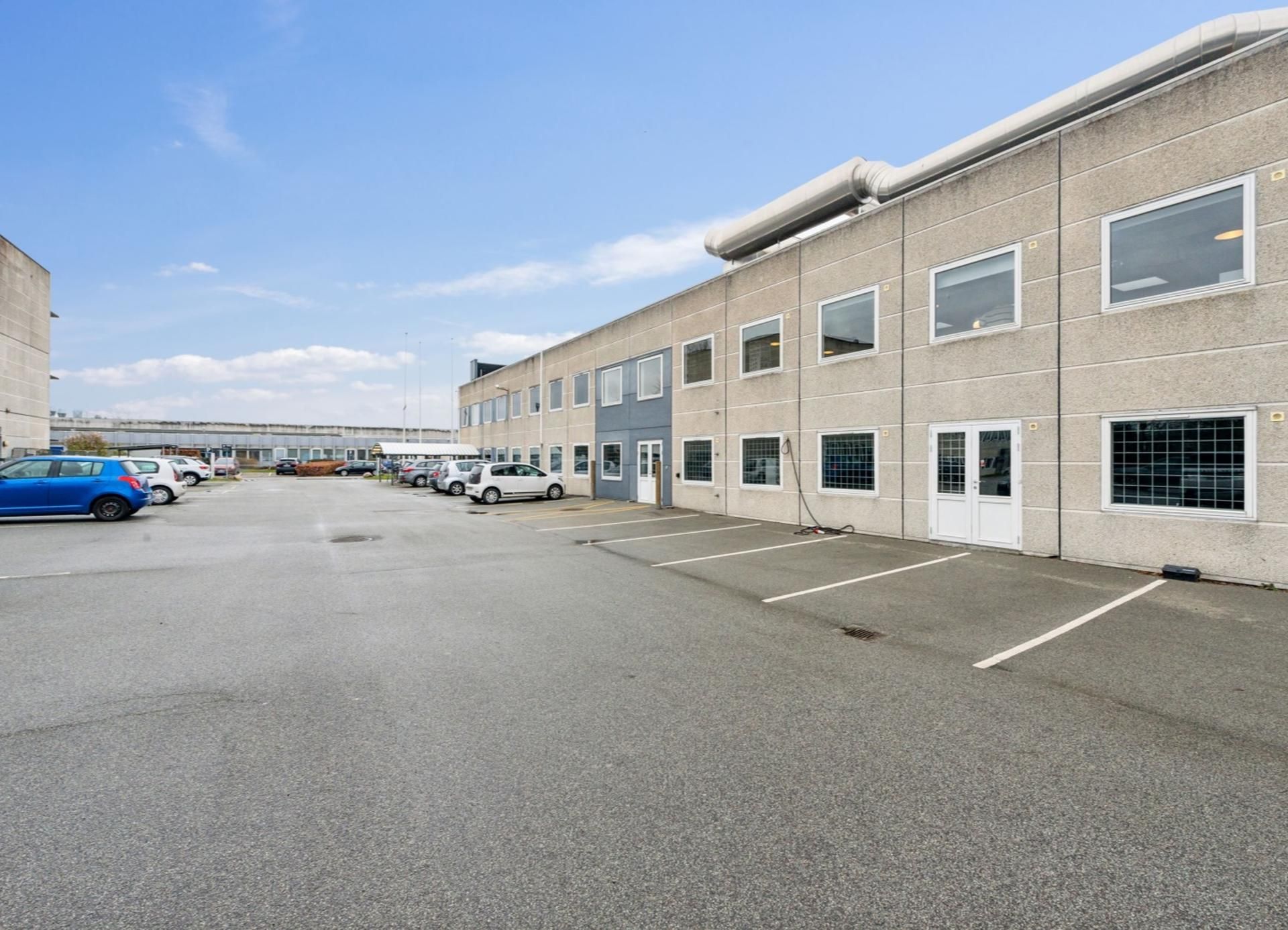 Et stort, funktionelt erhvervslejemål med stor parkeringsplads og smukke vinduer i Skovlunde