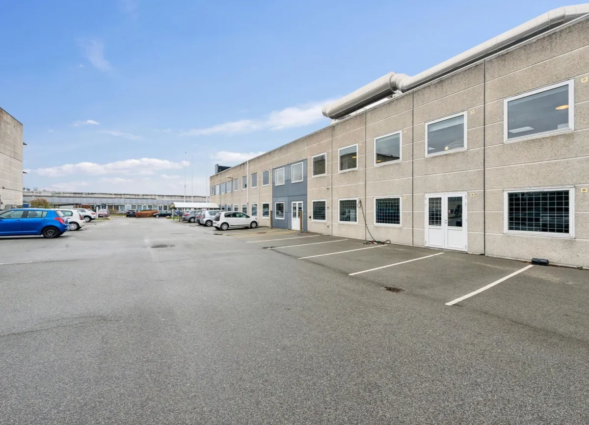 Et stort, funktionelt erhvervslejemål med stor parkeringsplads og smukke vinduer i Skovlunde