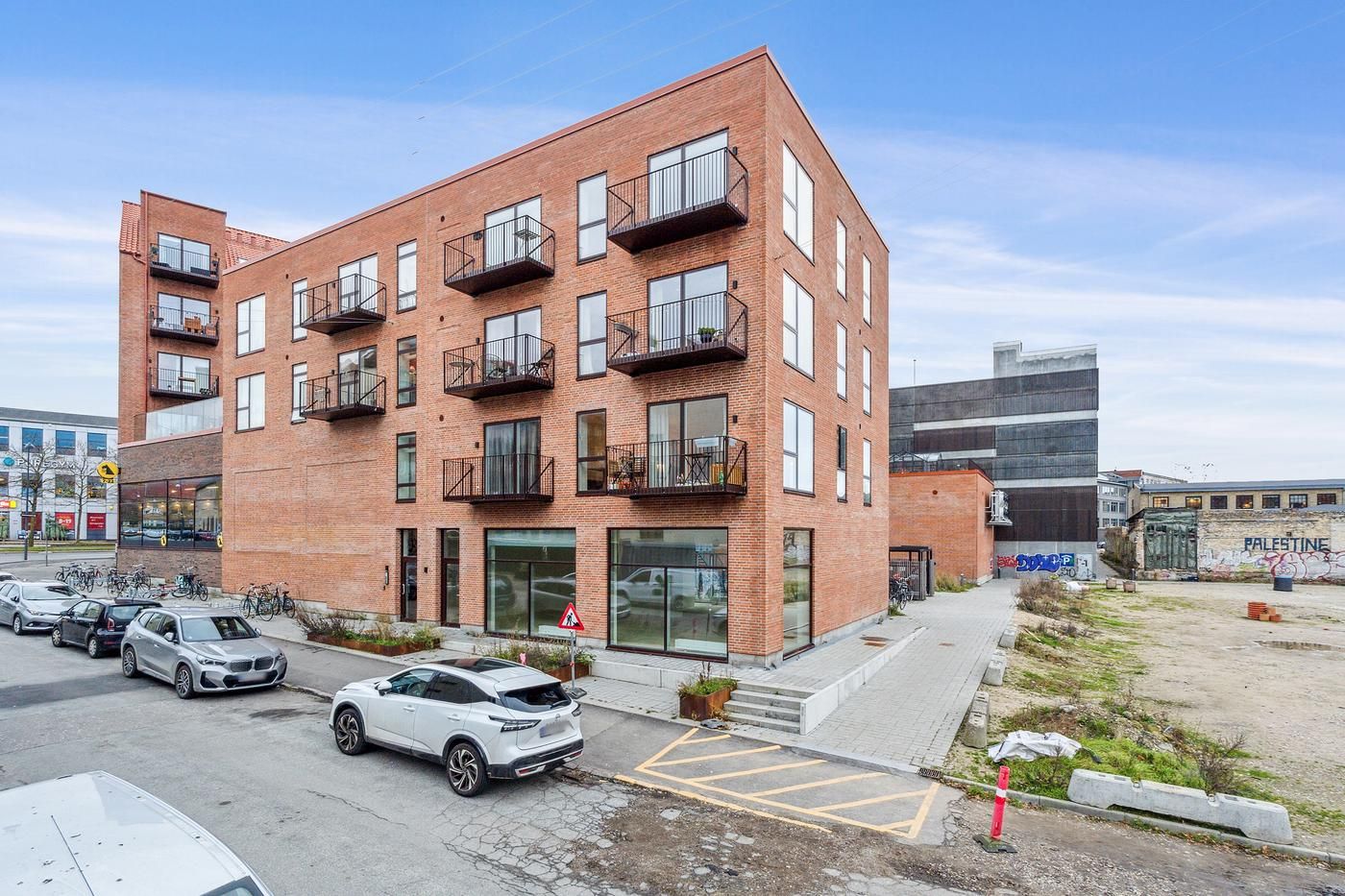 Nyopført erhvervslokale i Nordvest med glasvinduer og balkoner tilbyder moderne design og godt lys