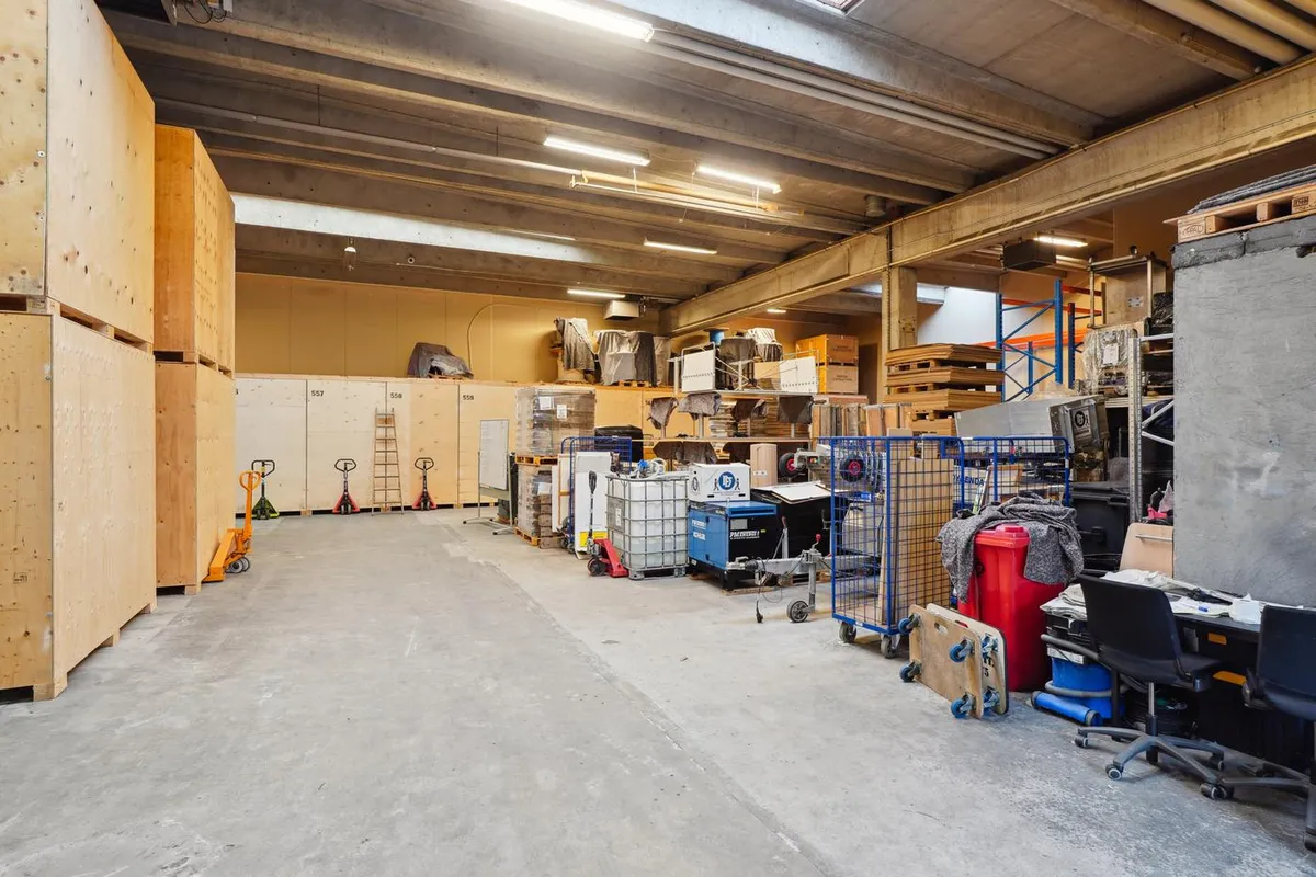 Lager med stige, vogn, brædder og diverse apparater og redskaber på Literbuen 9 i Skovlunde