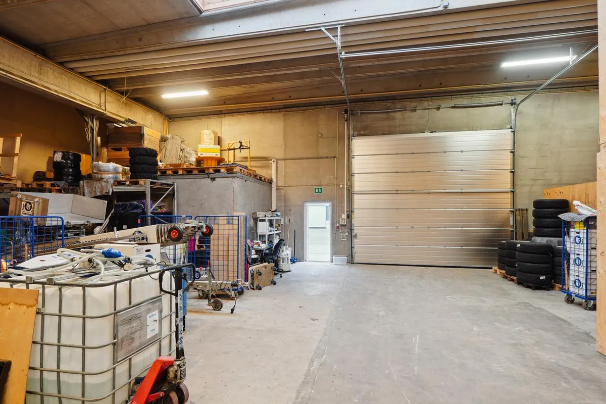 Lager med 464 m² til leje i Skovlunde. Plads til lagermateriale, lastevogne og medarbejdere. Åbent lager med højde og dybde.