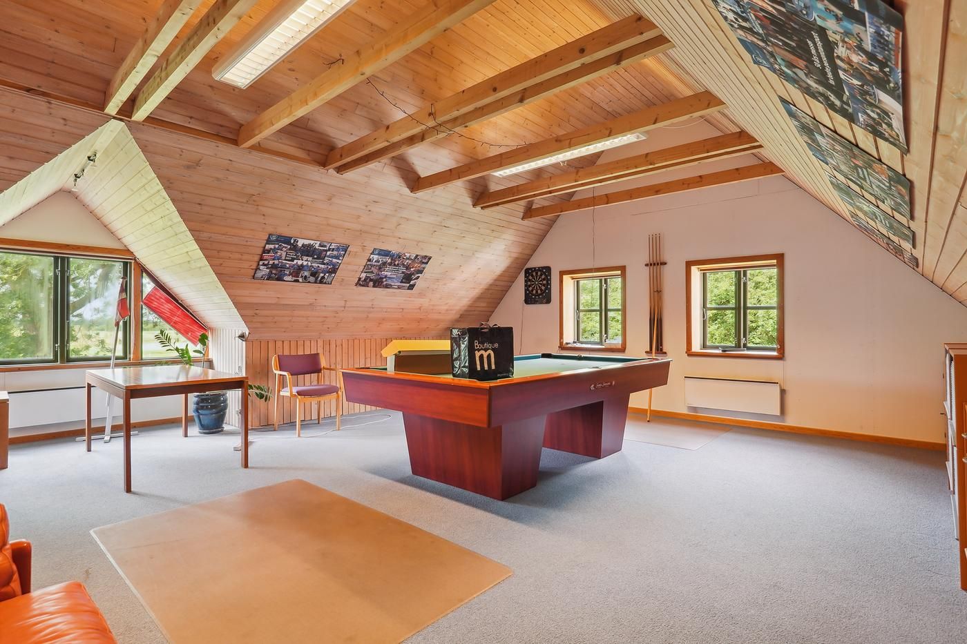 Lejlighed med rekreativt område med poolbord, stol, bord, skov og vinduer