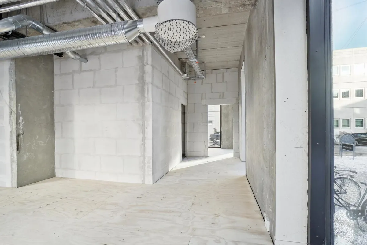 Rå hjørnelejemål med møbleret lejlighed og moderne design 149 m² til leje med en indvendig gårdhave og udsigt til gårdhave.