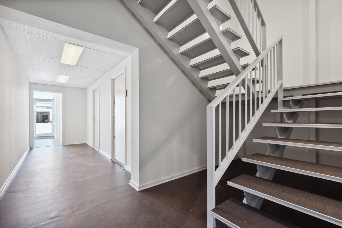 Istandsat kontor i Glostrup med møbleret køkken, højloft, vinduer og moderne gulvbelægning.