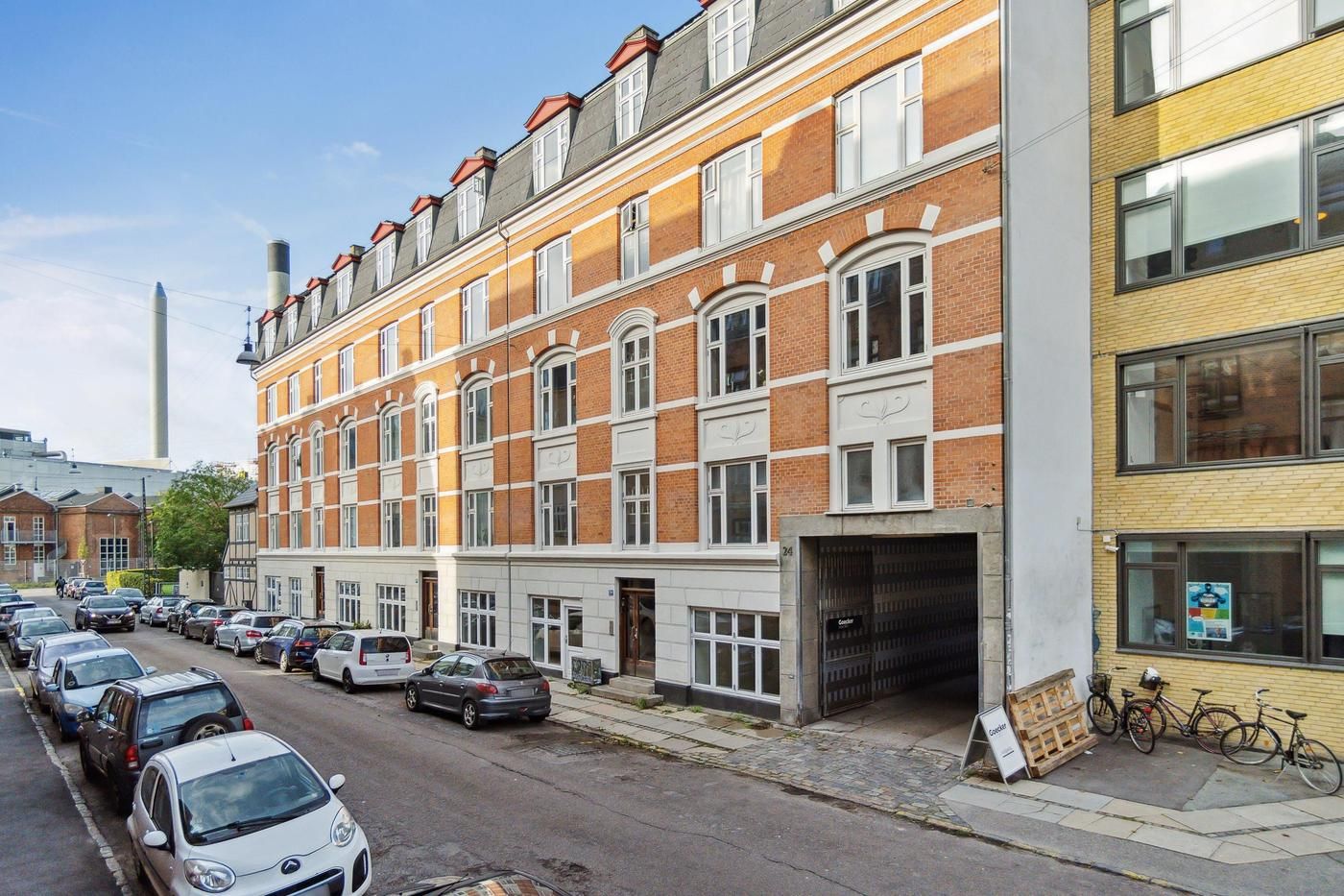 Lejlighed til leje med garage og parkeringsplads, møbleret, 331 kvm og parkeringsplads, nær busstoppested