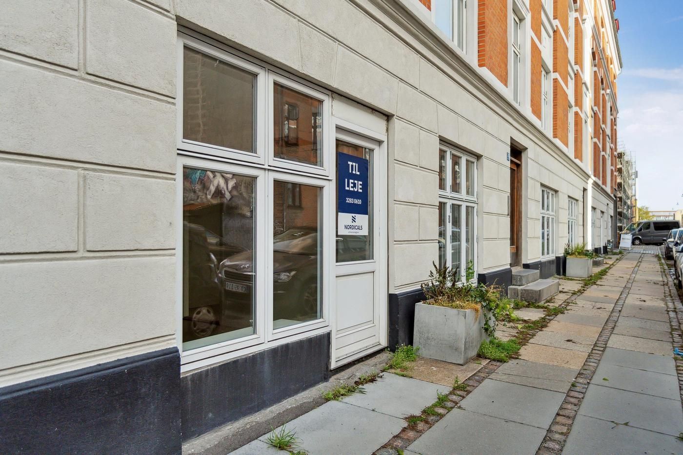 Erhvervslejemål med mange muligheder, 331 m², velbeliggende, mange vinduer, tæt ved gaden, gårdhave, møbler, planter, biler,