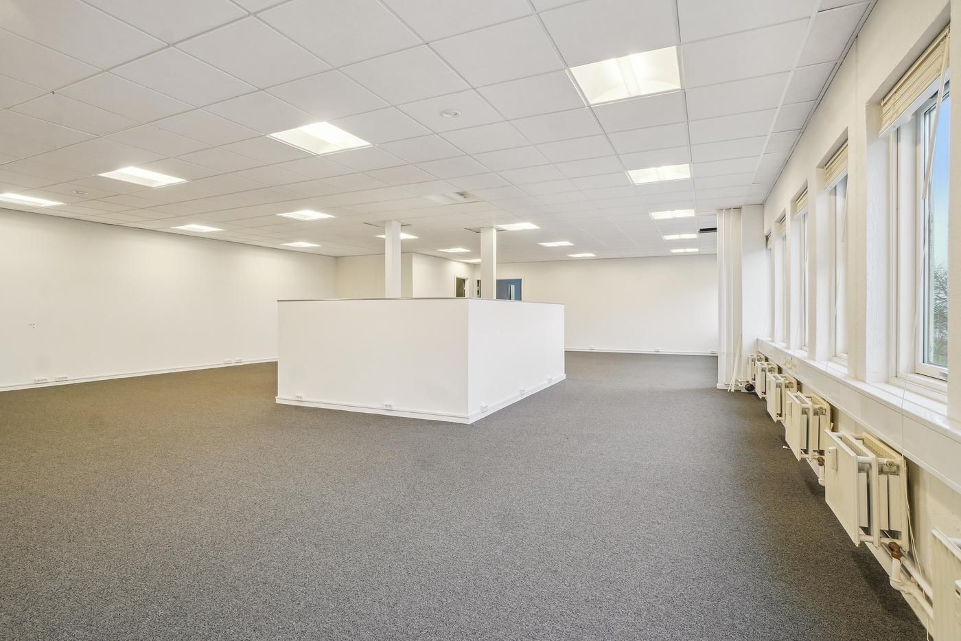 En lys og velholdt kontorlokal, der er 885 m² og beliggende på Hørskætten 30 i Taastrup. Lokalet har lyse hvide vægge, gulv