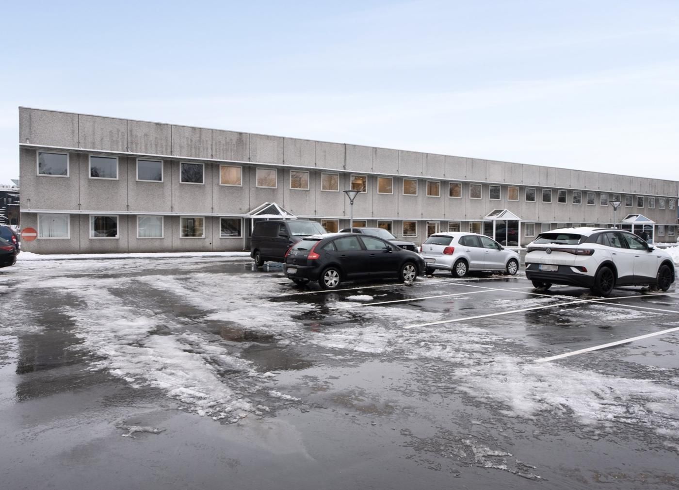 Få pladser tilbage i den flotte og moderne kontorbygning, som er perfekt til små og mellemstore virksomheder