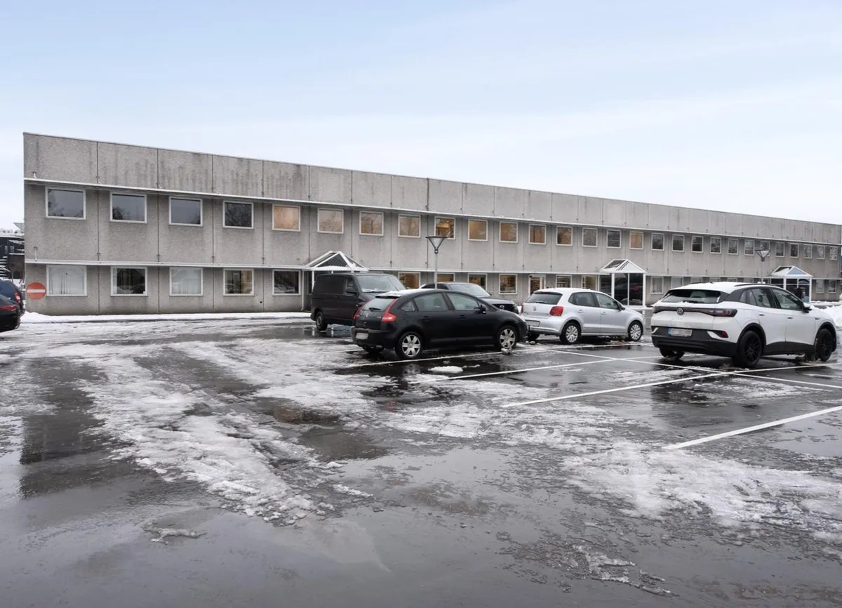 Få pladser tilbage i den flotte og moderne kontorbygning, som er perfekt til små og mellemstore virksomheder