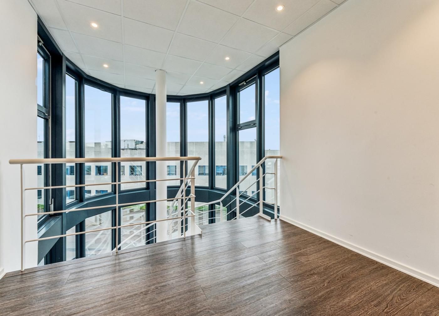 Godt udstyret kontoret med moderne design og vinduer til lyse og rummelige værelser