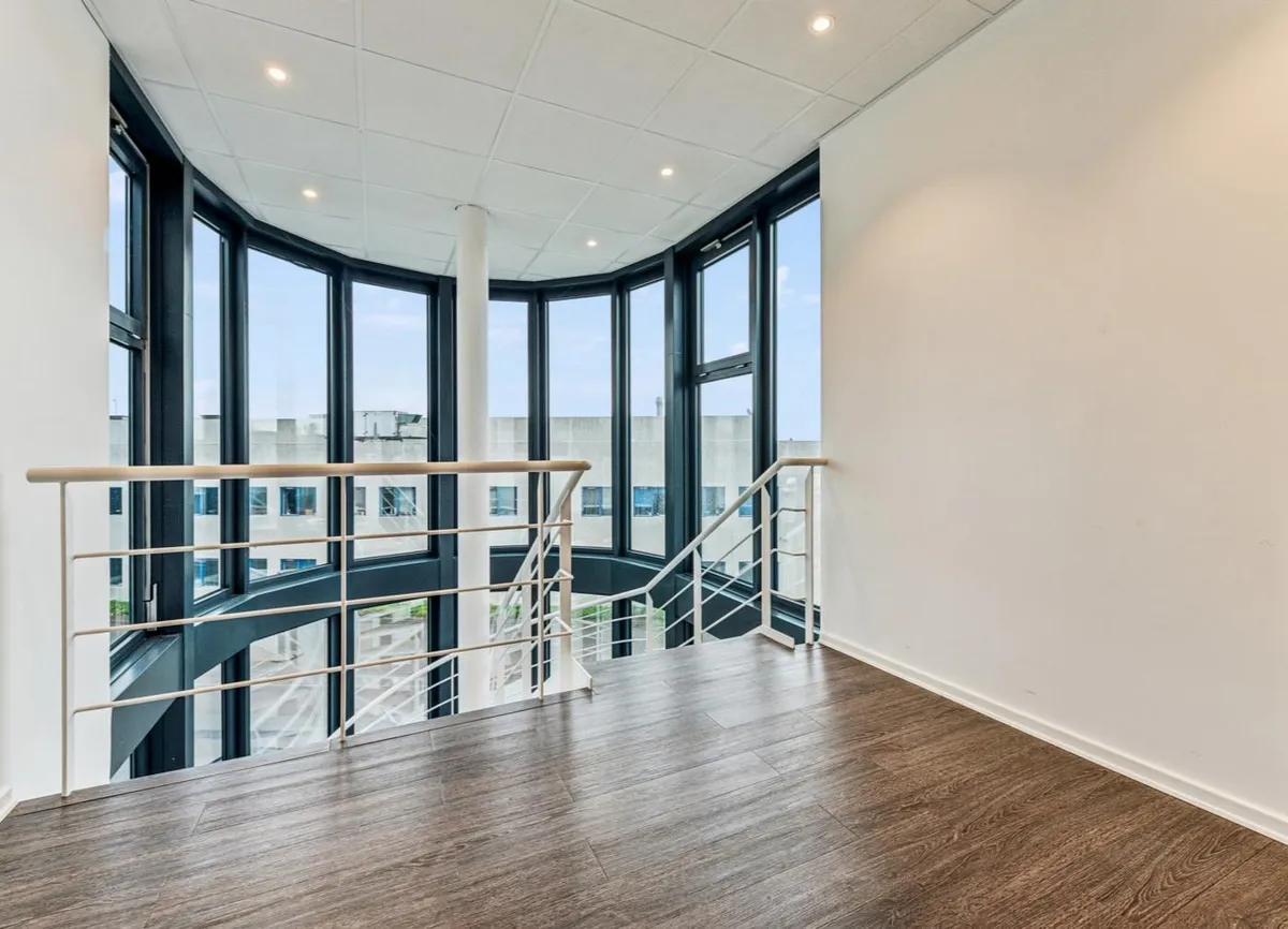 Godt udstyret kontoret med moderne design og vinduer til lyse og rummelige værelser