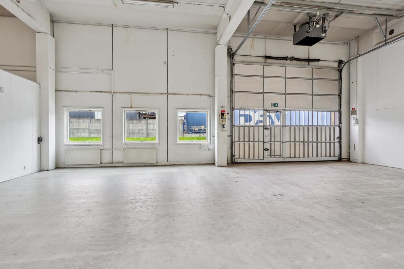Lagerlejemål med 484 m² lagerareal, fire vinduer og garagedør i lagerlejemålet i erhvervsområde i Glostrup