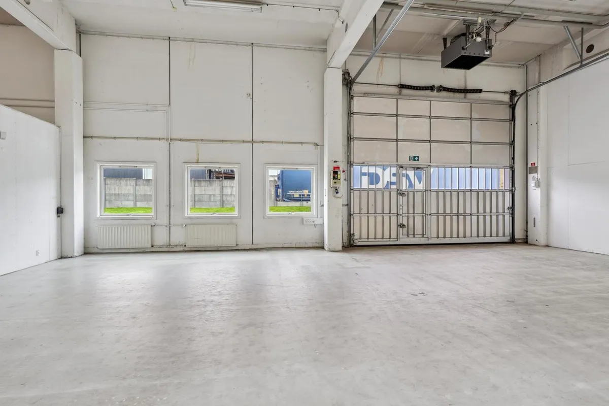 Lagerlejemål med 484 m² lagerareal, fire vinduer og garagedør i lagerlejemålet i erhvervsområde i Glostrup