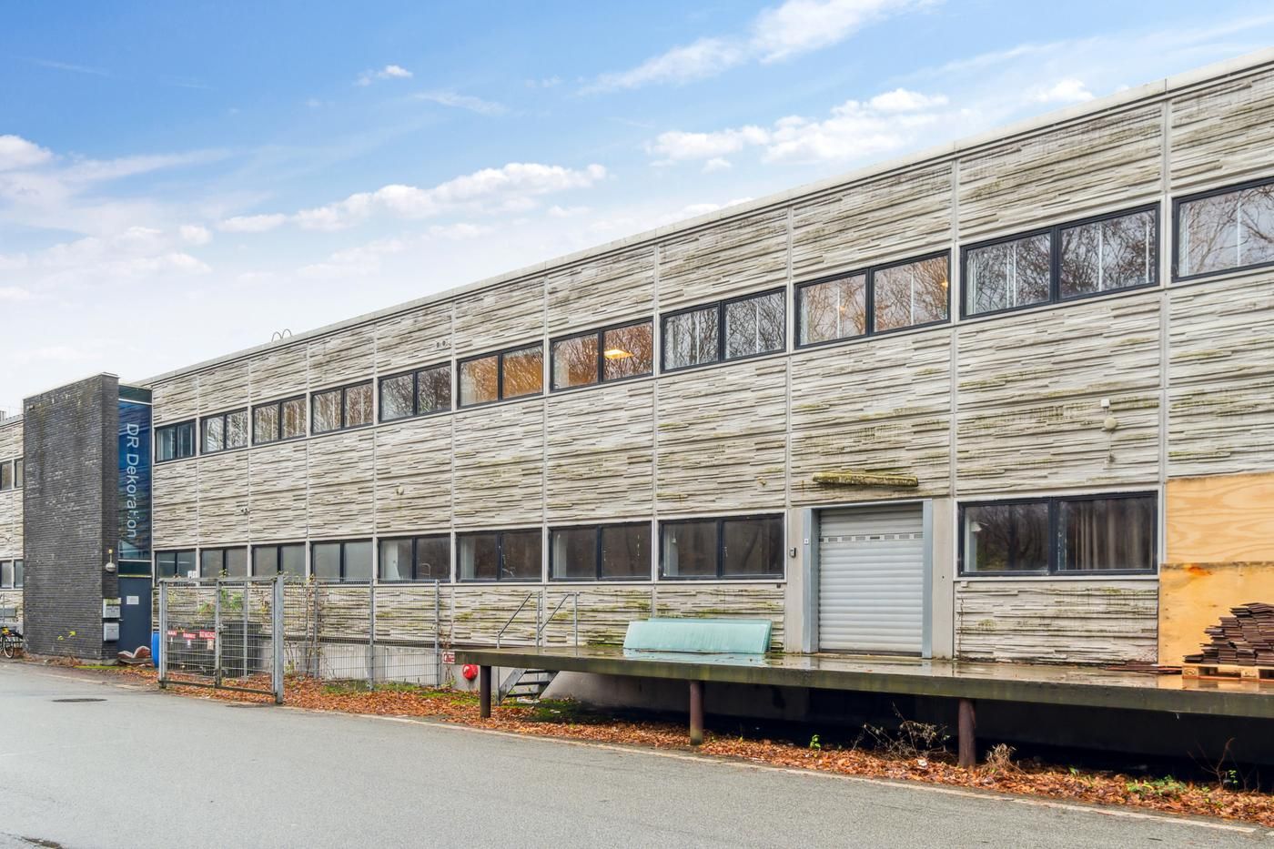 Lejemål med garage og lagerplads med 1500 kvm og 20 meter bredde i et område med mange virksomheder