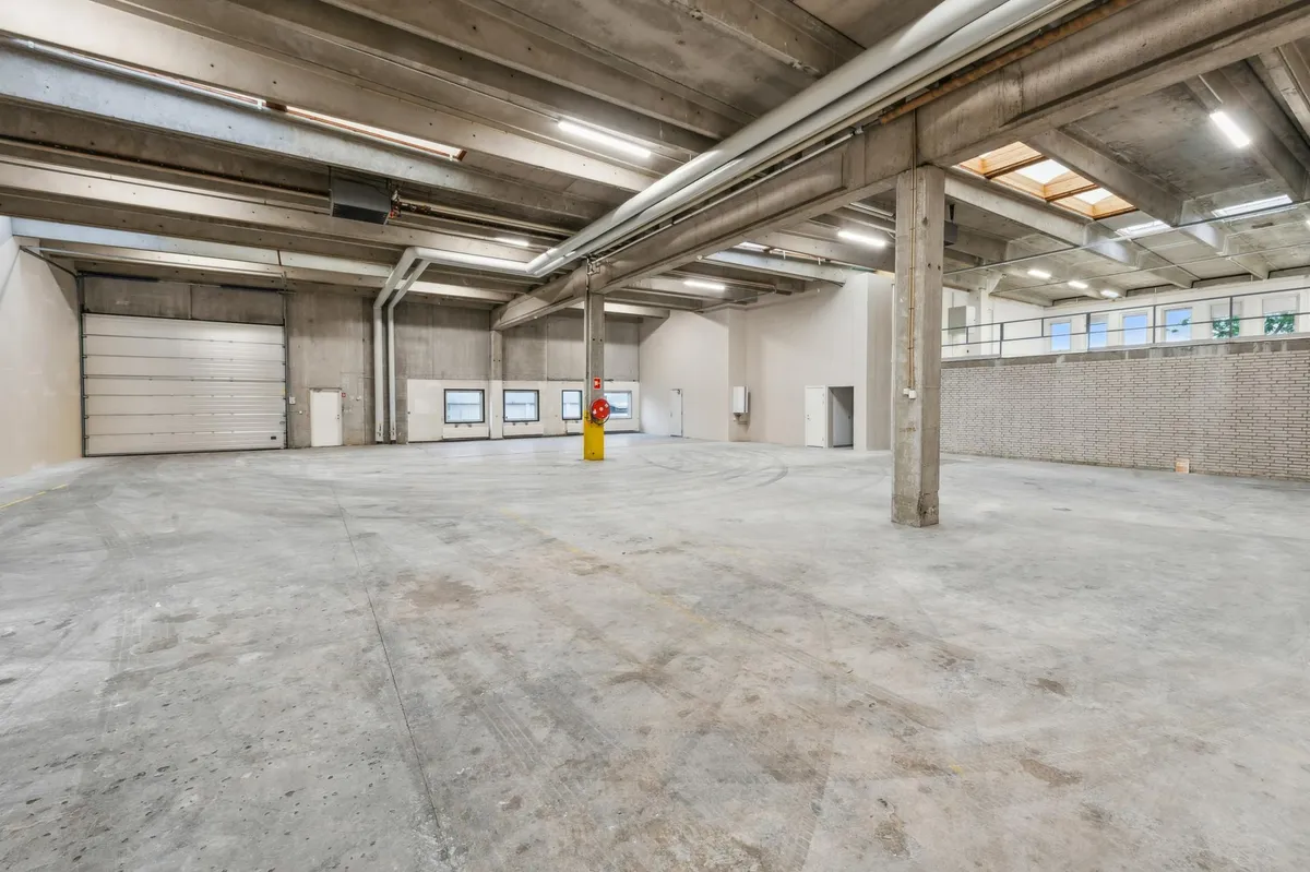 Lager med stort rum og højt til loftet, samt flere døre og et brandvandsslukker til sikkerhed