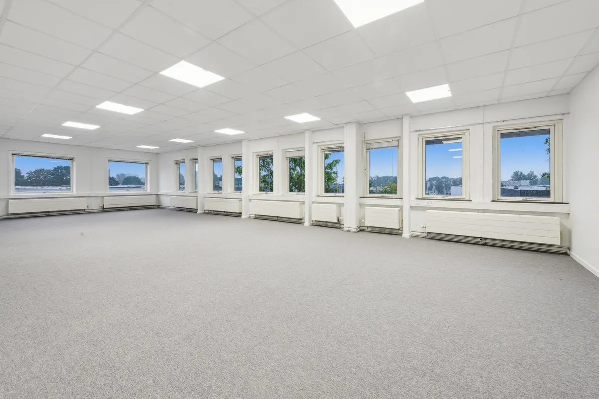 Store lokaler med højt til loftet og store vinduer til lyskastning og ventilation. Værelset er køligt og ubeskrevet, med