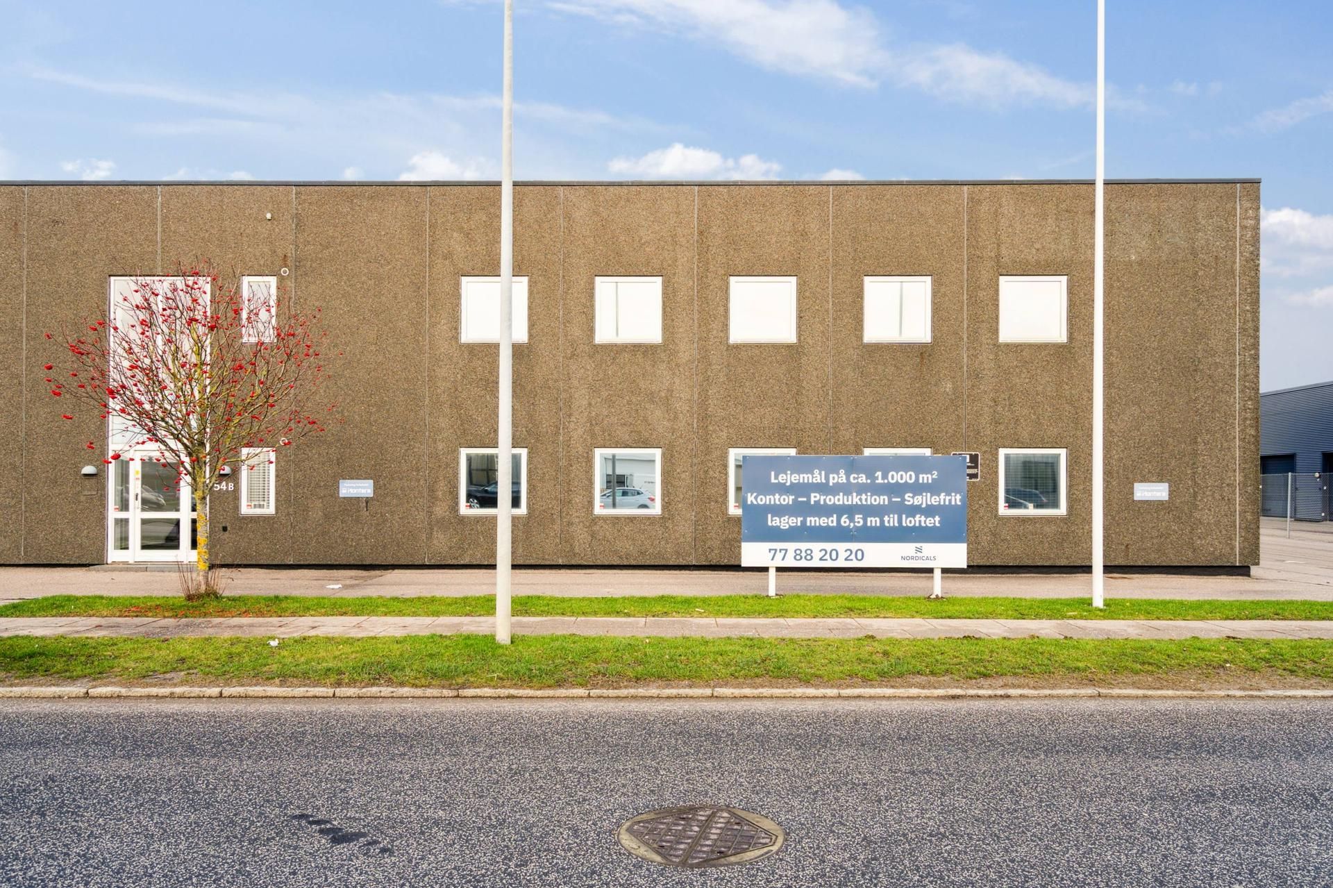 Et lejemål med kontor og produktionsareal med 1.000 m² tilbydes med lager med 6,5 m loftshøjde.