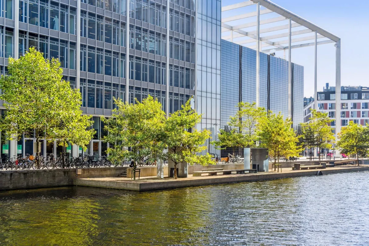 Lejlighed i DR-byen med udsigt over Amager Fælled og smukke træer langs vandkanten