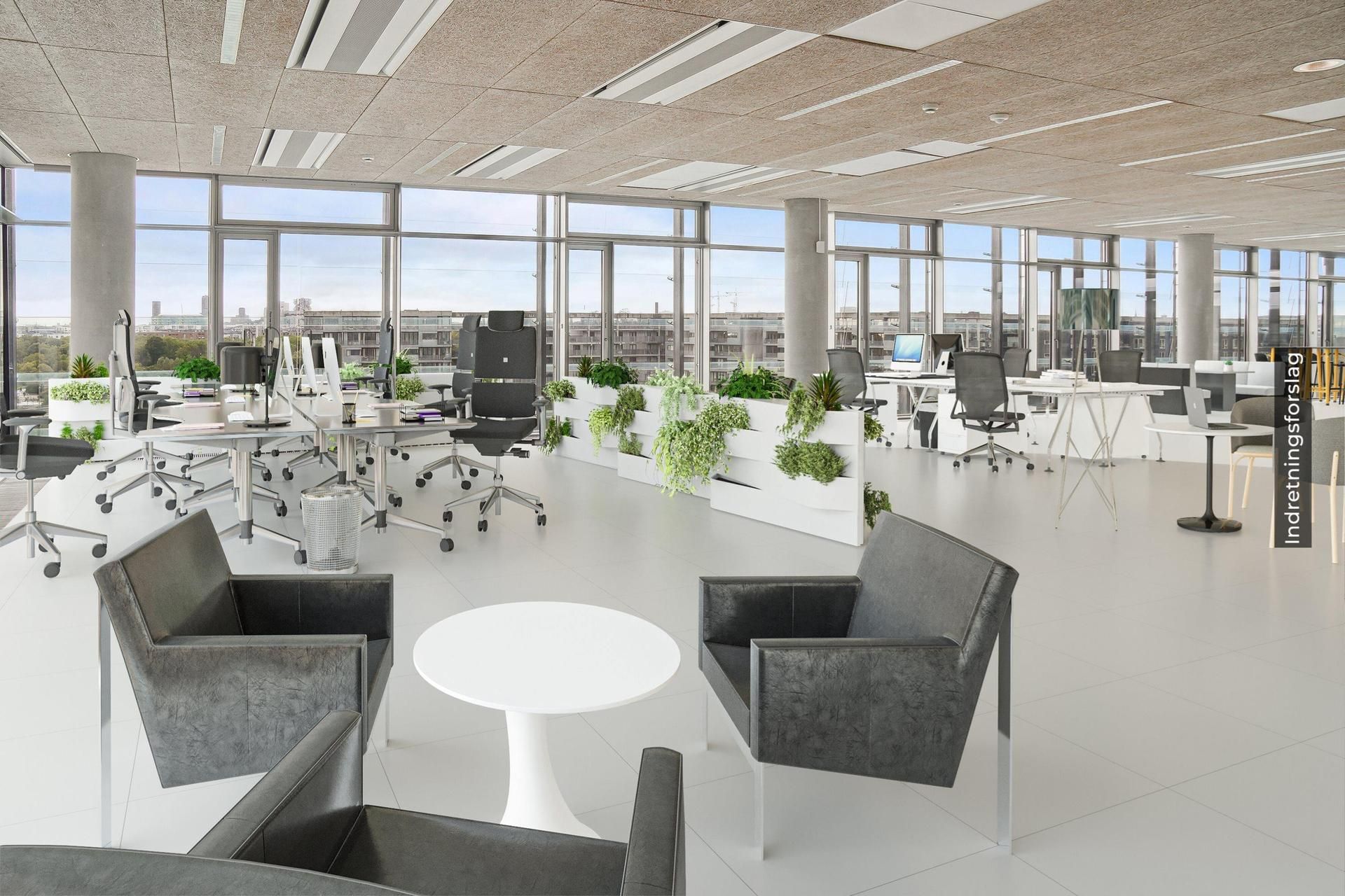 Moderne kontorfællesskab med højt til loftet, store vinduer, hvide gulve og store borde med lyse stole