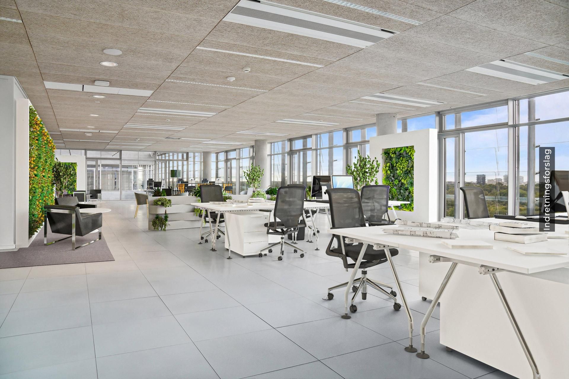 Moderne mødelokale med lyse lofter, høje vinduer, hvide bord og stole samt grønne plantevægge og gulvbelægning