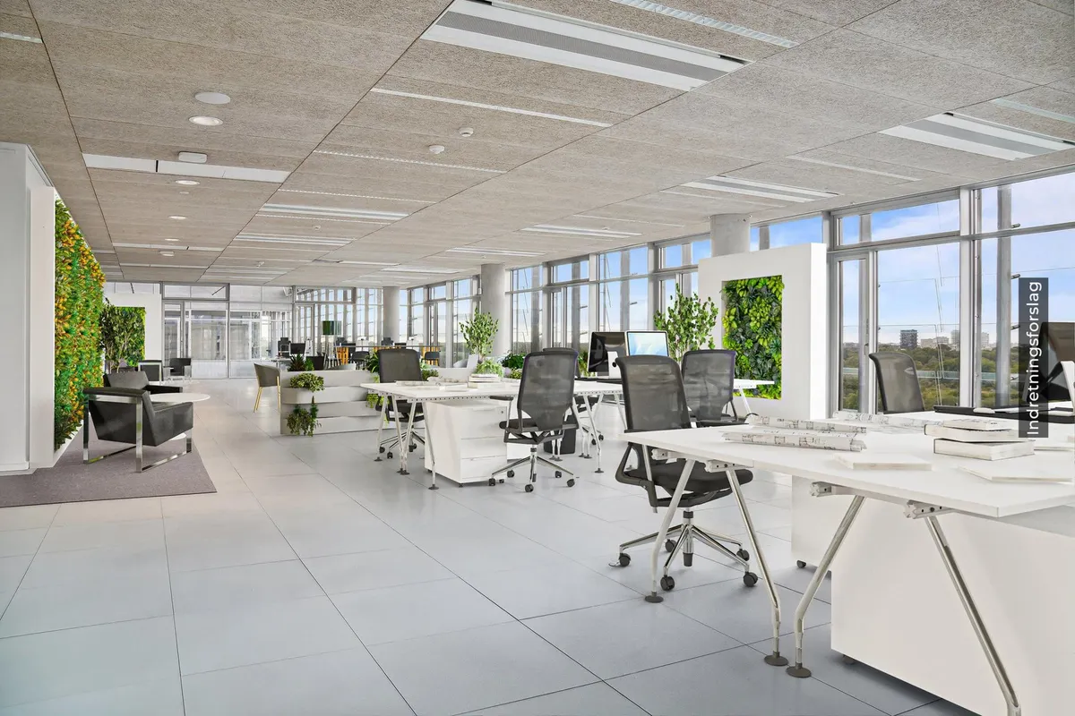Moderne mødelokale med lyse lofter, høje vinduer, hvide bord og stole samt grønne plantevægge og gulvbelægning