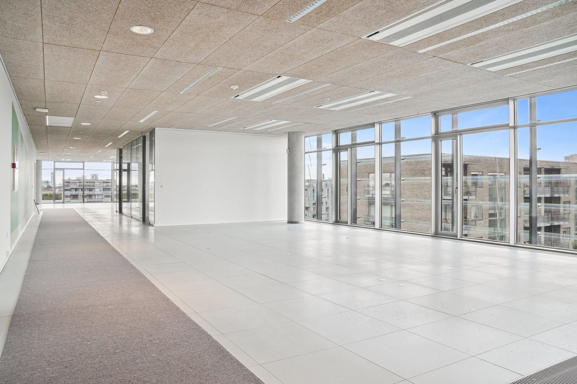 Lejlighed i DR-byen, 5. sal, udsigt over Amager Fælled, hvide gulvfliser og glasvinduer, moderne design og højtloftede