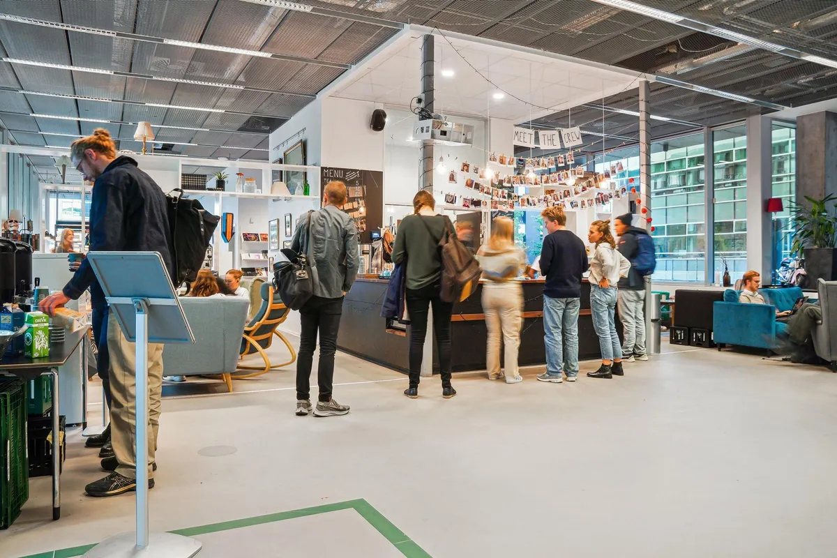 Folk samles foran en servicedisk i DR-byen, hvor de kan møde personalet og få hjælp