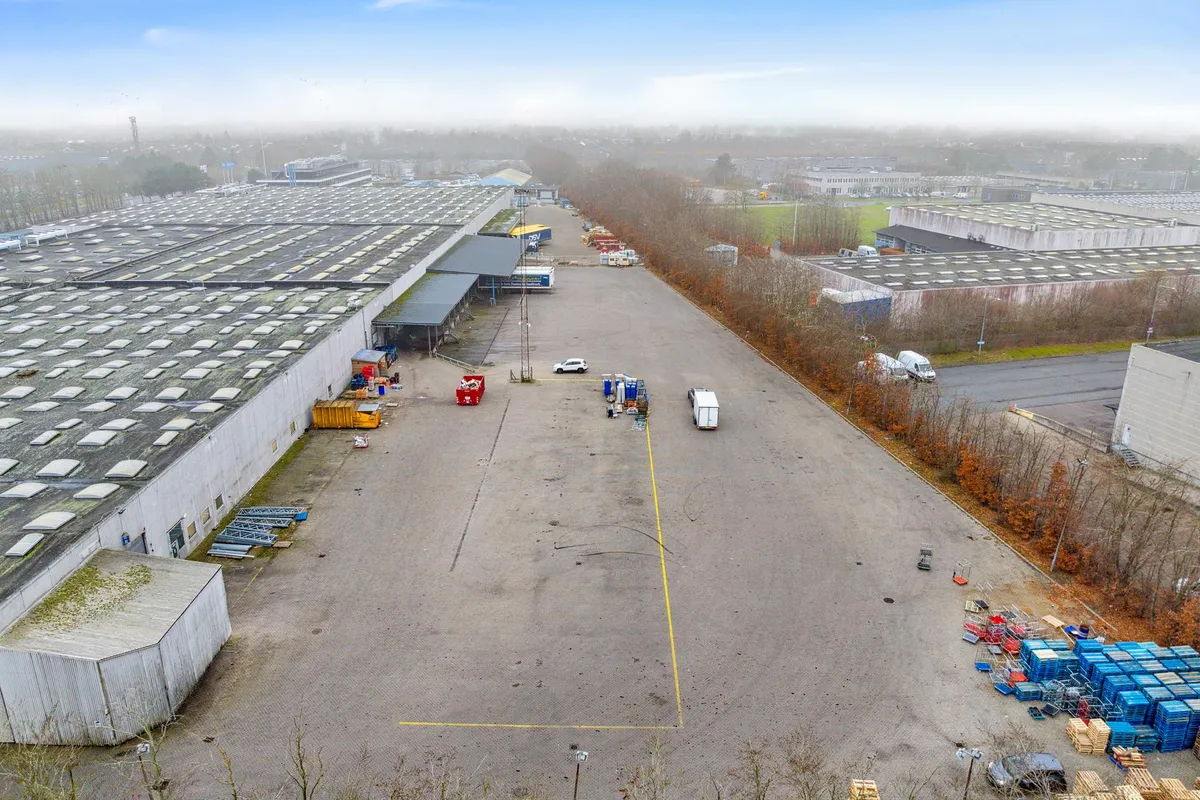 Fabrik med masser af lagerplads og store jordarealer til opladning og lastning af lastbiler